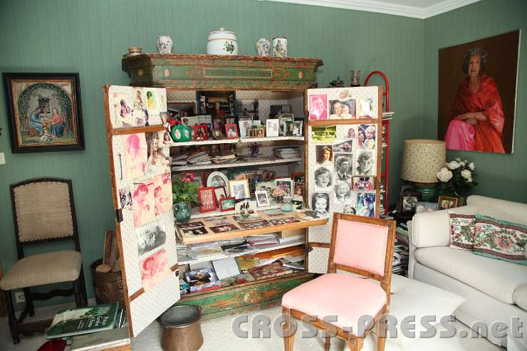 2014.09.16_11.49.22.jpg - Ein Schrank voller Erinnerungsfotos.