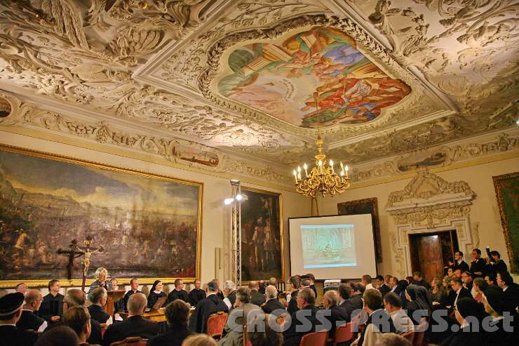 2014.11.14_16.47.54.jpg - HR Dr. Elisabeth Oberhaidacher aus Wien spricht über die Glasfenster des Stiftes.
