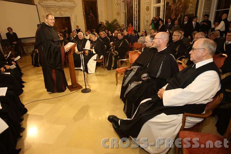 2014.11.14_17.21.26.jpg - Rektor P.Karl Wallner stellt die Kandidaten für die Sponsion vor.