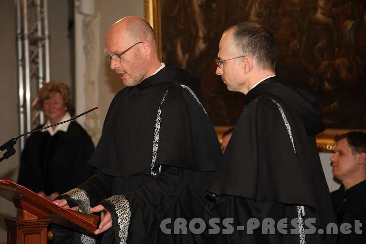 2014.11.14_17.26.21.jpg - Prof.P.Dr. Kosmas Thielmann,Vorstand des Instituts für Moraltheologie, und Vizerektor Prof. P. DDr. Alkuin Schachenmayr bei der Vorstellung der Kandidaten.
