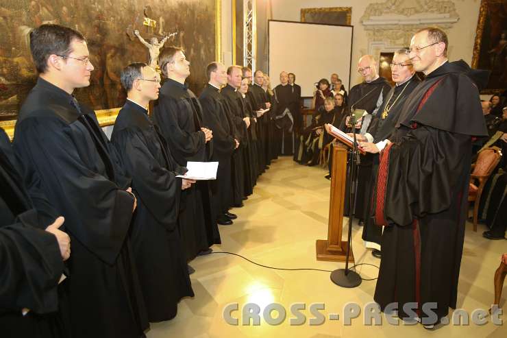 2014.11.14_17.33.53.jpg - Rektor P.Karl Wallner und Großkanzler Abt Maximilian Heim begrüßen die Kandidaten.