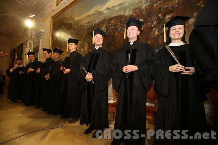 2014.11.14_17.39.08.jpg - Die frisch Spondierten in den akademischen Roben der Hochschule Heiligenkreuz mit ihren Sponsionsurkunden und Magisterhüten.
