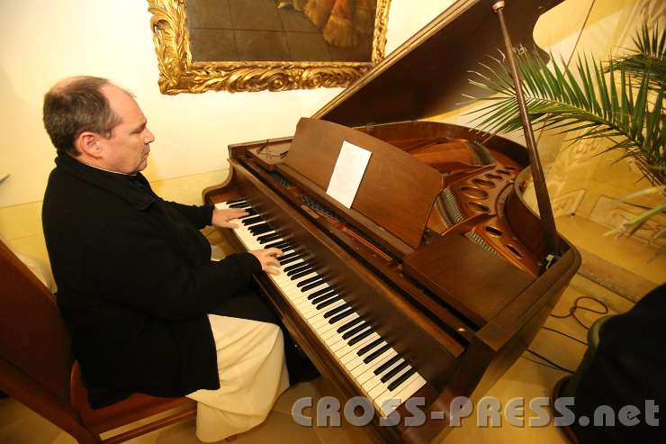 2014.11.14_17.49.06_02.jpg - P.Simeon spielt noch die Bundes- sowie die Europahymne und zum Abschluss das "Salve Regina".