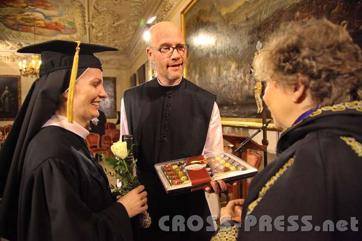 2014.11.14_17.57.03.jpg - P.Kosmas und Sr. Rafaela überreichen Frau Univ.-Prof. Dr. Hanna-Barbara Gerl-Falkovitz ein süßes Dankeschön.