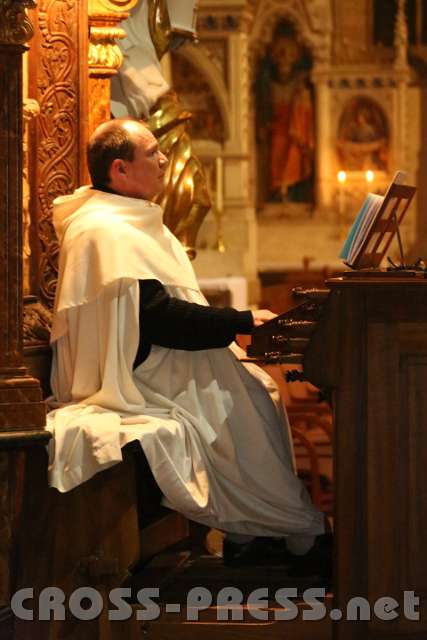 2014.11.14_18.47.28.jpg - P. Simeon bei der Vesper zu Ehren des Hl.Leopold.