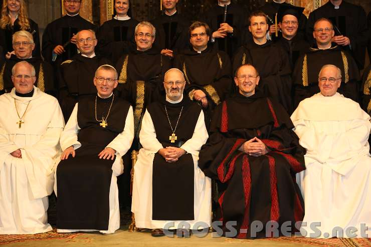 2014.11.14_18.53.45.jpg - Die Äbte Christian Feurstein (Stift Rein), Maximilian Heim (Heiligenkreuz), Generalabt Mauro Lepori (Rom), Rektor P.Karl Wallner und Abt em. Gregor Henckel Donnersmarck.