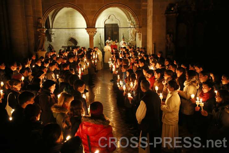 2015.03.06_20.47.18.JPG - Fackelprozession durch Stiftskirche und Kreuzgang