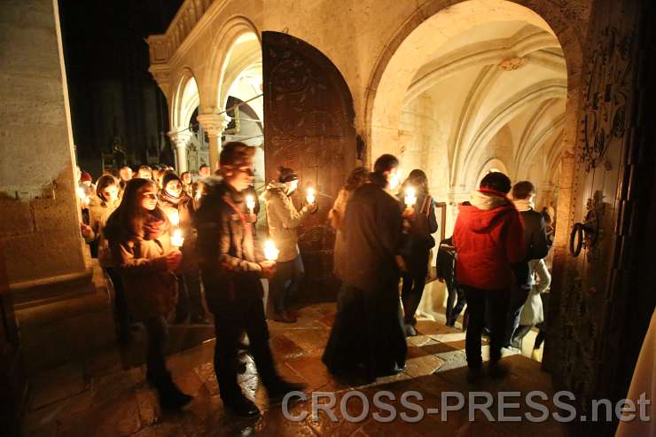 2015.03.06_20.50.44_35.JPG - Fackelprozession durch Stiftskirche und Kreuzgang