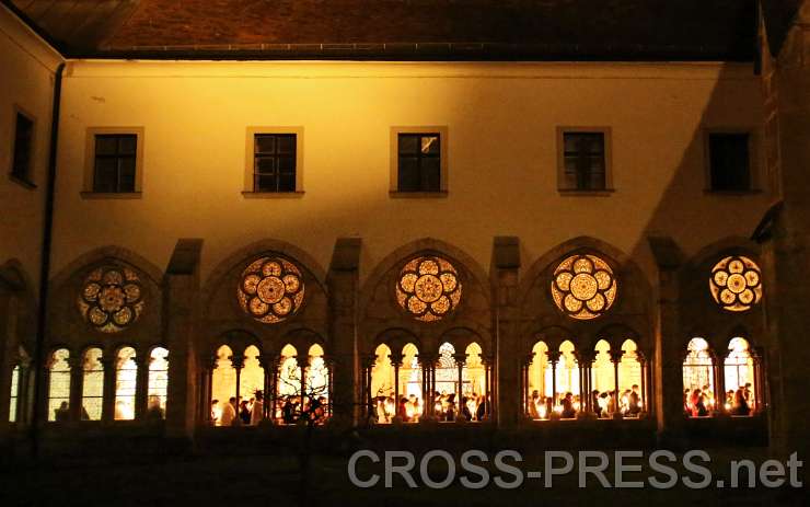 2015.03.06_20.57.52_00.JPG - Fackelprozession durch Stiftskirche und Kreuzgang