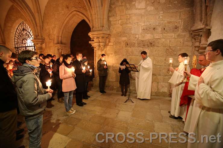 2015.03.06_21.00.03.JPG - Fackelprozession durch Stiftskirche und Kreuzgang