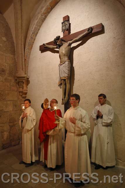 2015.03.06_21.00.40.JPG - Fackelprozession durch Stiftskirche und Kreuzgang