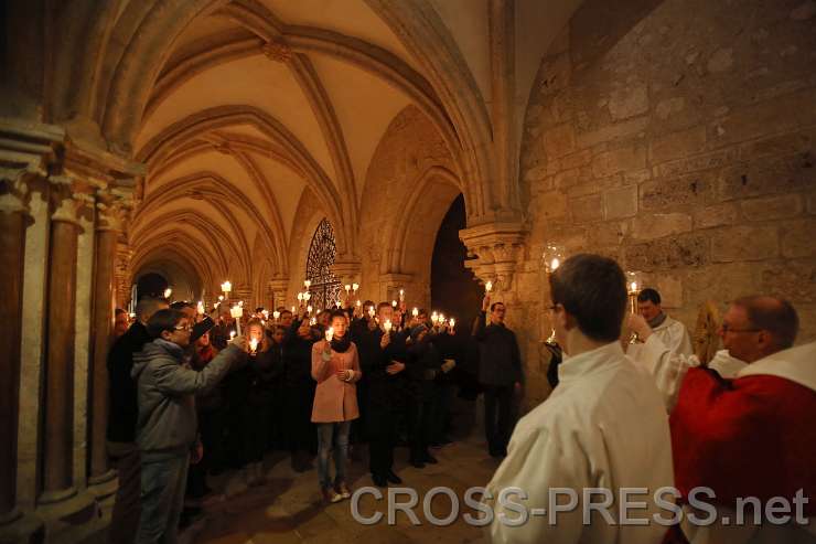 2015.03.06_21.00.57.JPG - Fackelprozession durch Stiftskirche und Kreuzgang