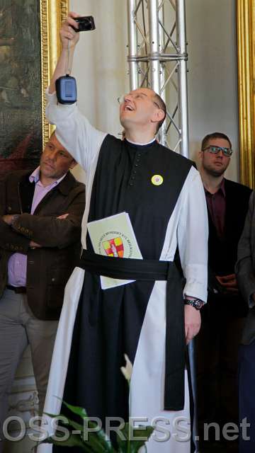 2015.04.30_10.52.22.JPG - Im Heiligenkreuz sind Paterrazzi unterwegs.  ;)