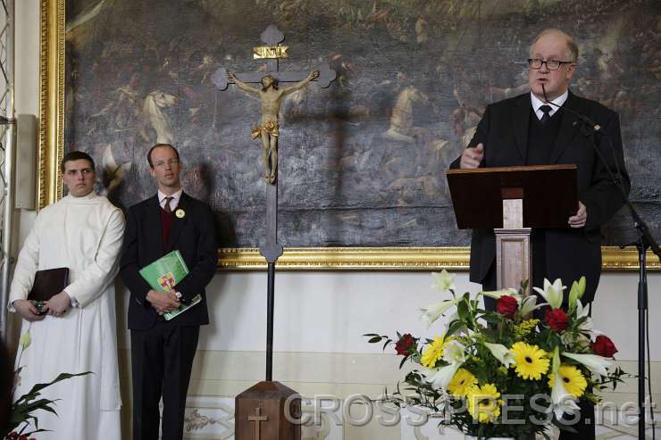 2015.04.30_11.03.03.JPG - Der ehem. Rektor der Phil.Theol. HS Benediktbeuern Prof P. Lothar Bily sprach von einem weinenden und einem lachenden Auge:  ihre Bibliothek habe in Heiligenkreuz wieder die rrsprüngliche Bestimmung erhalten.