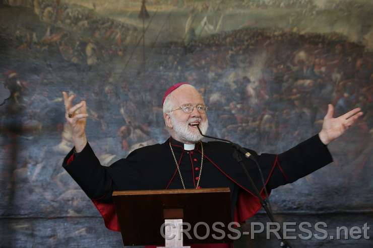 2015.04.30_11.17.56_61.JPG - In Vertretung des erkrankten Erzbischofs Franz Lackner kam sein Weihbischof Andreas Laun.  Beide waren, bzw. sind an der HS als Lehrende tätig.