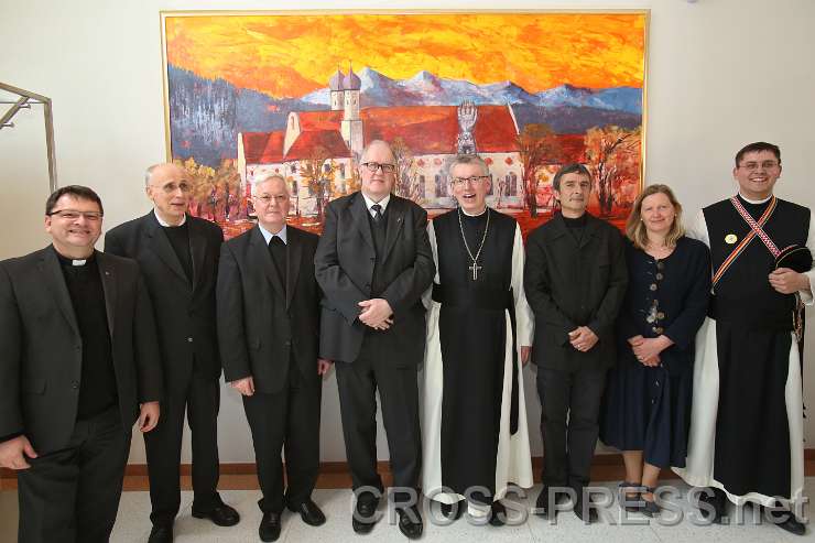 2015.04.30_11.41.21.JPG - Zur Erinnerung an das Geschenk von 265.000 Bänden wurde in der Hochschule Heiligenkreuz ein großes Bild des Stiftes Benediktbeuern aufgehängt, gemalt von Martin Ludwig.