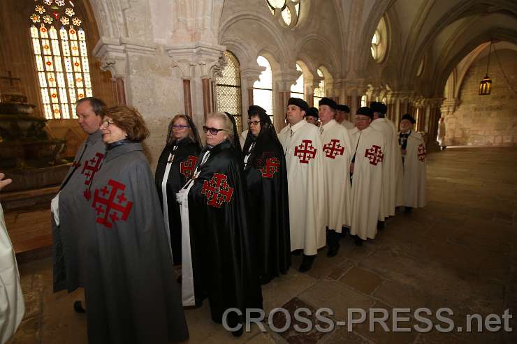 2015.04.30_14.50.47.JPG - Delegation des Malteser-Ritterordens im Kreuzgang.
