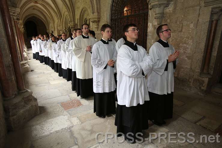 2015.04.30_14.51.48.JPG - Studenten der HS und Freunde des Stiftes als Messdiener.