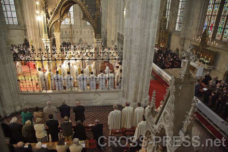 2015.04.30_16.11.13.JPG - Ein kunstvolles Schmiedeeisengitter grenzt den Altarraum vom übrigen Kirchenschiff ab -  dahinter befindet sich der Tabernakel.
