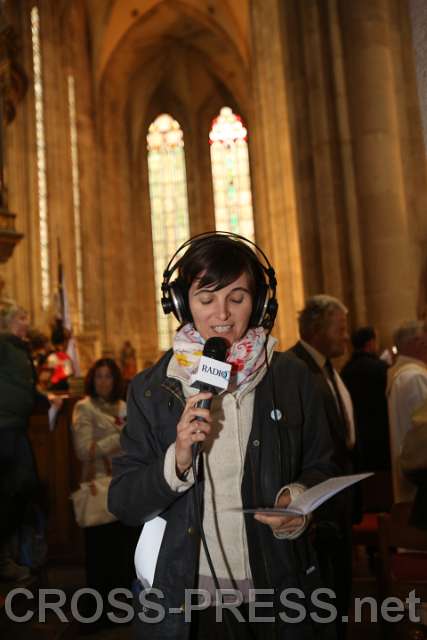 2015.04.30_16.46.21.JPG - Wie immer bei bedeutenden kirchlichen Anlässen in Österreich, übertrug Radio Maria die Pontifikalamt und die Segnungsfeier live. Moderiert von Veronika Bonelli.
