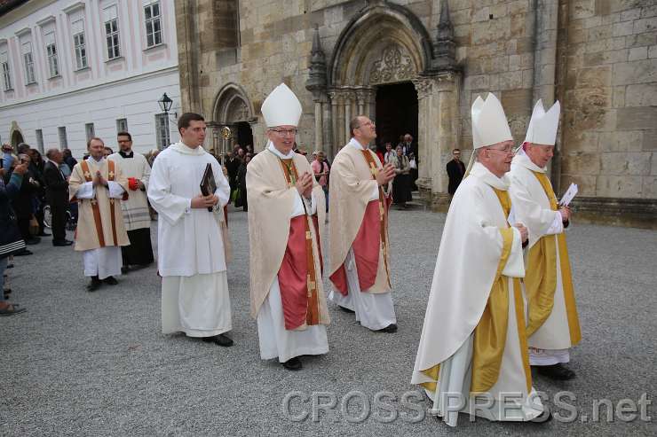 2015.04.30_16.49.17.JPG - Abt Maximilian Hiem, Rektor P.Karl Wallner und u.v.a. Bischöfe Klaus Küng und Ludwig Schwarz.