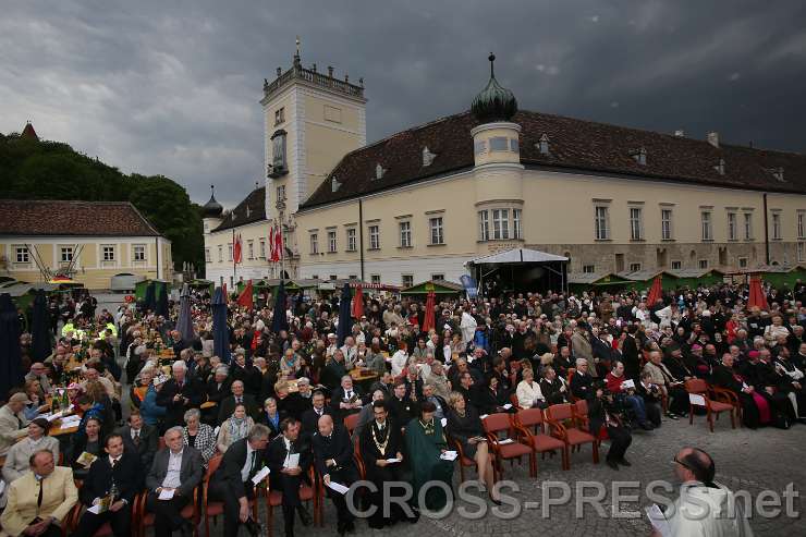 2015.04.30_17.12.17.JPG - Segnungsfeier auf dem Stiftplatz.