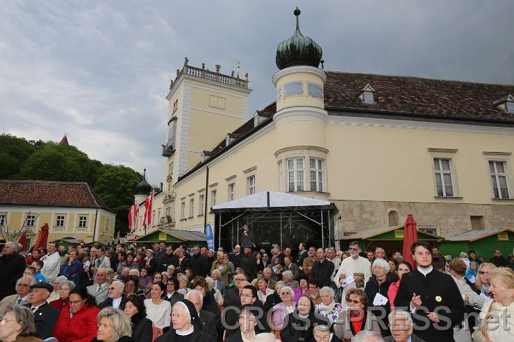 2015.04.30_17.15.30.JPG - Die Segnungsfeier wurde (wie auch das Pontifikalamt)  von Radio Maria aus dem Technik-Wagen im Hintergrund live übertragen.