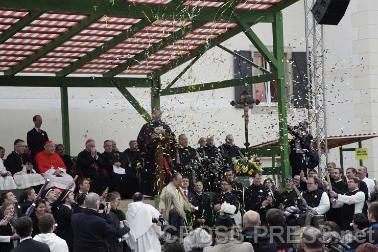 2015.04.30_17.39.58.JPG - Der Konfettiregen galt Baumeister Arnold Link.