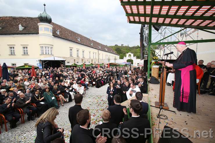 2015.04.30_17.48.42.JPG - Nuntius Peter Stephan Zurbriggen überbringt Segensgrüße von Papst Franziskus.