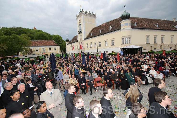 2015.04.30_17.49.24.JPG - Am Klosterplatz stehen schon einige Stände für den Klostermarkt, der am nächsten Tag stattfand.