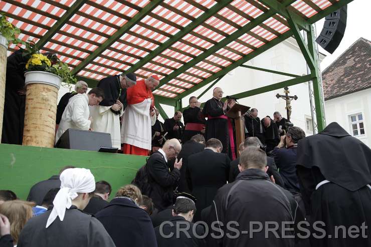 2015.04.30_17.57.32.JPG - Nuntius Zurbriggen spendet den Segen.