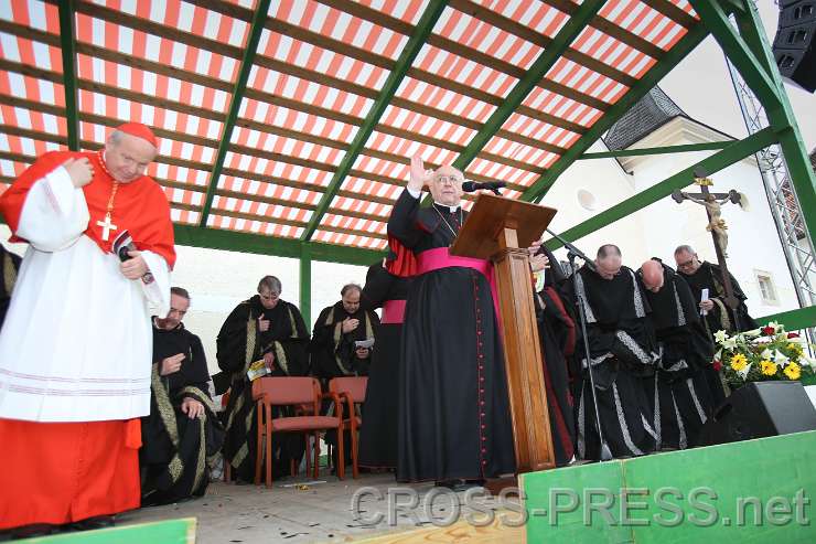 2015.04.30_17.57.34.JPG - Nuntius Zurbriggen spendet den Segen.