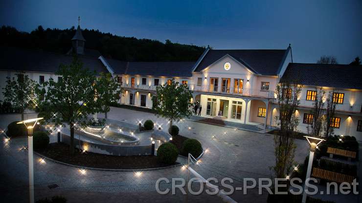 2015.04.30_19.58.43_ef.jpg - Nächtlicher Campus mit Marienbrunnen.