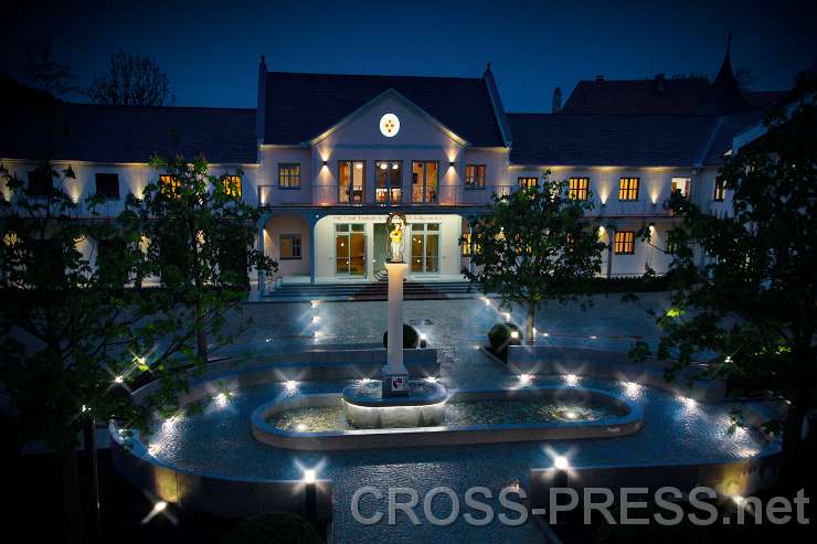 2015.04.30_20.11.03_pts.jpg - Nächtlicher Campus mit Marienbrunnen.