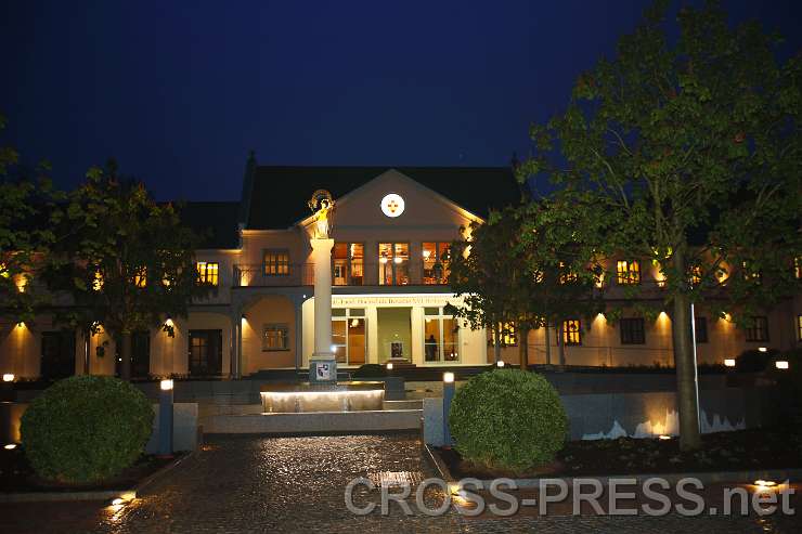 2015.04.30_20.24.51.JPG - Nächtlicher Campus mit Marienbrunnen.