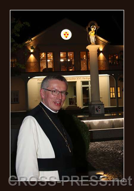 2015.04.30_21.30.58_df.jpg - Erhalter der HS, Abt Maximilian Heim, vor seiner ausgebauten und neugeweihten Hochschule.