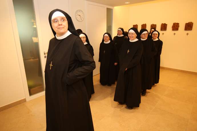 Ewige Profess von Sr.Faustine u. Sr.Nathanaela OSB Die Schwestern versammeln sich mit ihrer Oberin zum Einzug.