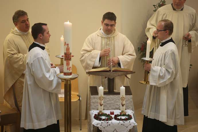 Ewige Profess von Sr.Faustine u. Sr.Nathanaela OSB Evangelium (Joh 15, 1-8), zuerst gelesen vom Diakon auf deutsch ...