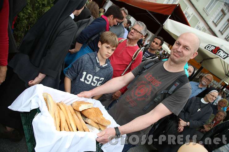 2015.05.25_16.54.27.JPG - Unter den Teilnehmern wurde Fladenbrot geteilt.