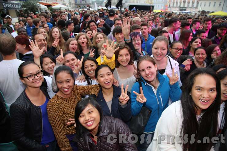 2015.05.25_18.54.07.JPG - Mädchen-Fans warten auf "Solar Jet".  :)
