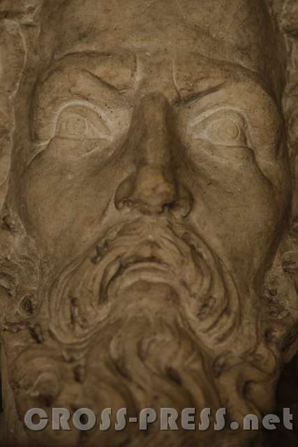 2015.07.29_12.08.25.jpg - Etwas streng gewordene Statue des Gott-Vaters.