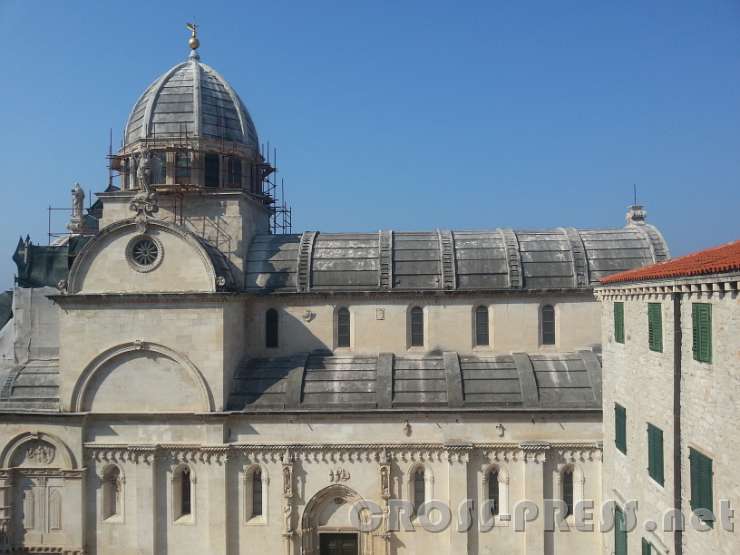 2015.08.13_09.38.28.jpg - Fass-Formige Dächer ist eine Besonderheit des Domes von Sibenik.