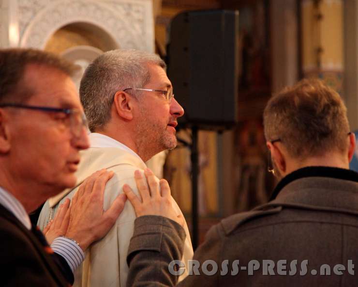 2015.11.21_11.50.07.jpg - Gebet mit Handauflegung