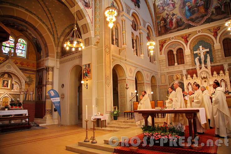 2015.11.21_12.01.55.jpg - Zum Abschluss noch das Mariengruß-Lied von Andreas Schätzle im Blick auf den Gnadenaltar "Maria mit dem Geneigten Haupt".