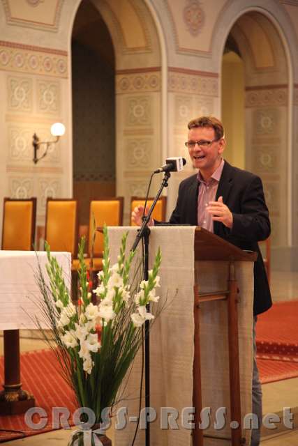 2015.11.21_12.04.49_01.jpg - Geschäftsführer Christian Schmid lädt zur Feier ins Refektorium ein.