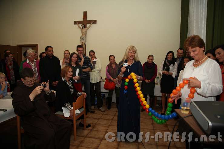 2015.11.21_14.30.31.jpg - Mit Wochendaten beschriftete Bällchen helfen die auf kleinen Zetteln angekündigte Gebetsaktion realisieren.