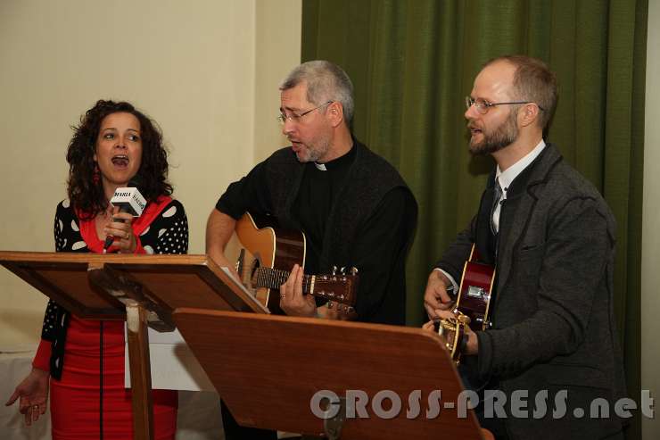 2015.11.21_14.50.40.jpg - Christiane Ortner und Chris Haidenbauer sind als langjährige musikalische Begleiter gute Freunde  von Andreas Schätzle.