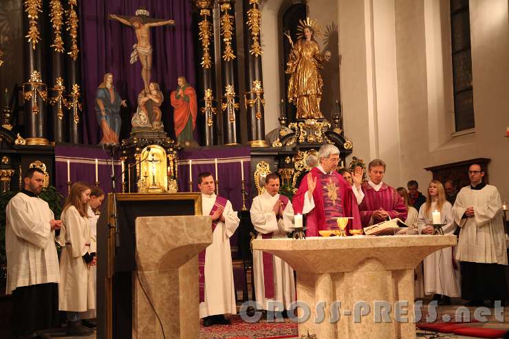 2016.02.13_20.09.46.JPG - Programmdirektor Andreas Schätzle zelebriert die hl. Messe mit Dechant Franz Auer, dem Pfarrer von Kramsach-Mariathal.