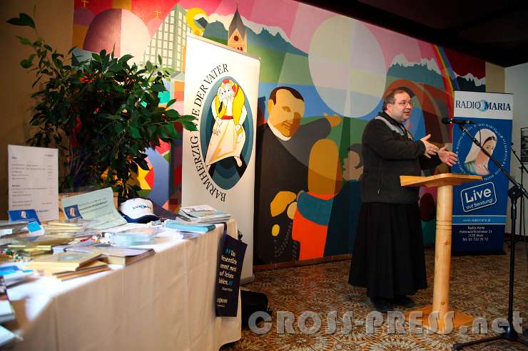 2016.02.14_15.27.36.JPG - P. Bernhard Speringer bei seinem Vortrag: "Nimm mich an der Hand und führe mich. Die höchstpersönliche Beziehung zu meinem Engel entdecken."