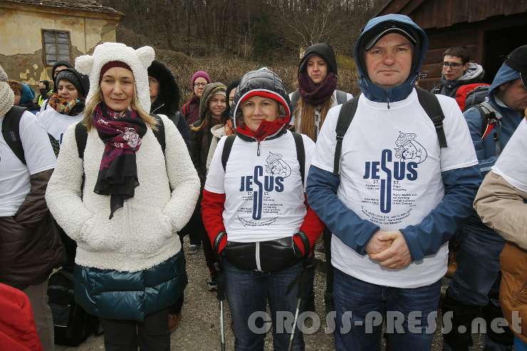 2016.03.12_08.50.28.jpg - Wallfahrer in ihren Pilger T-shirts.
